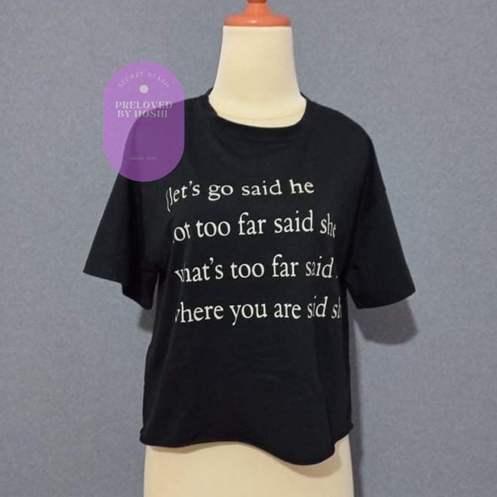 Kaos crop oversized warna hitam tulisan