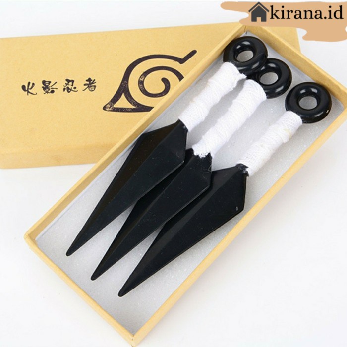 Naruto throws a kunai