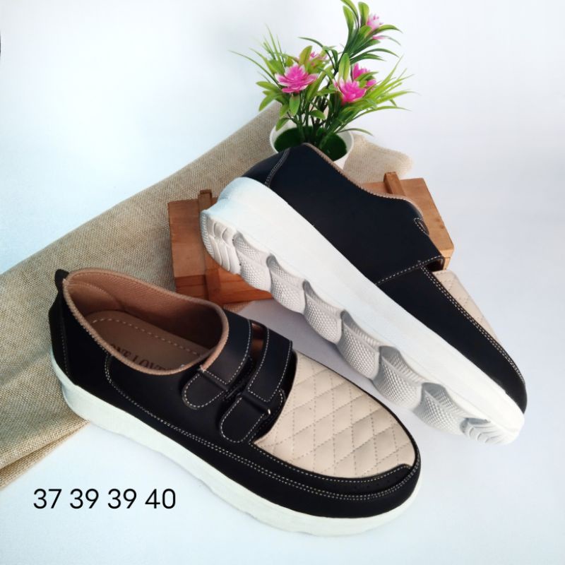 Sepatu hak putih OneLove