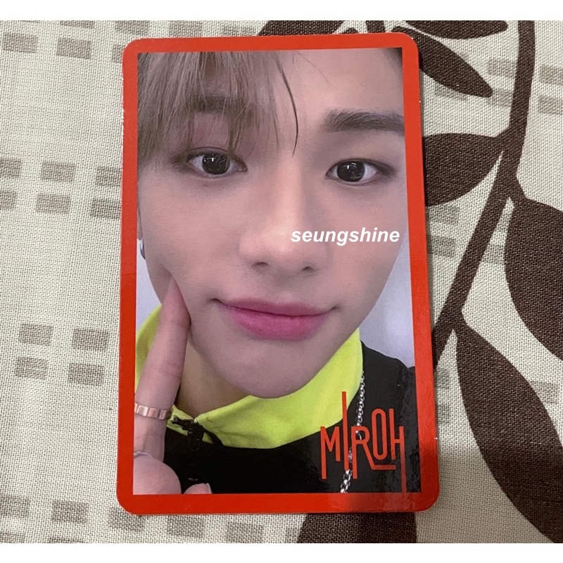 hyunjin red border miroh photocard