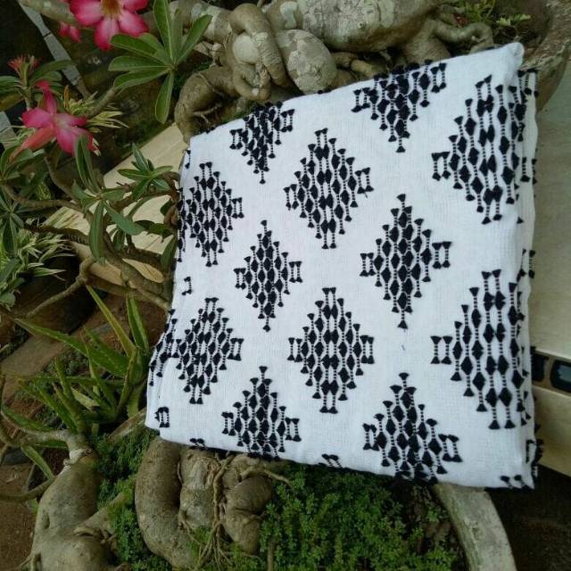 Kain tenun sutra bulu