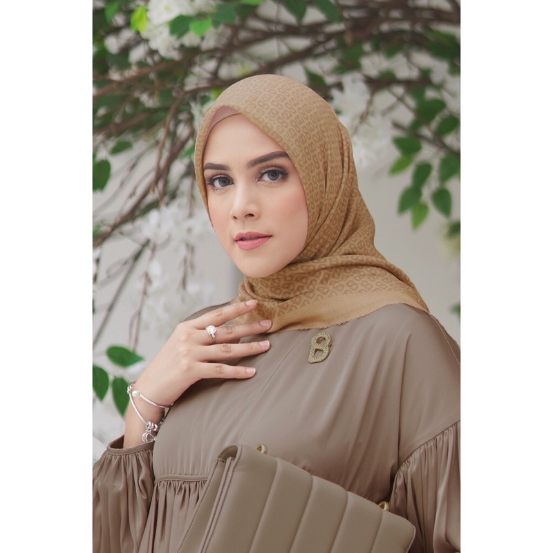 Tapis Square Navajo by Buttonscarves