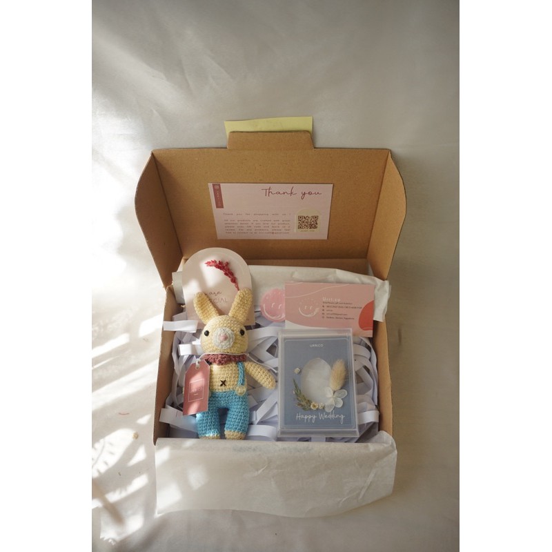 

Gift box custom amigurumi & flower box size M untuk ulang tahun, anniversary, graduation, wedding