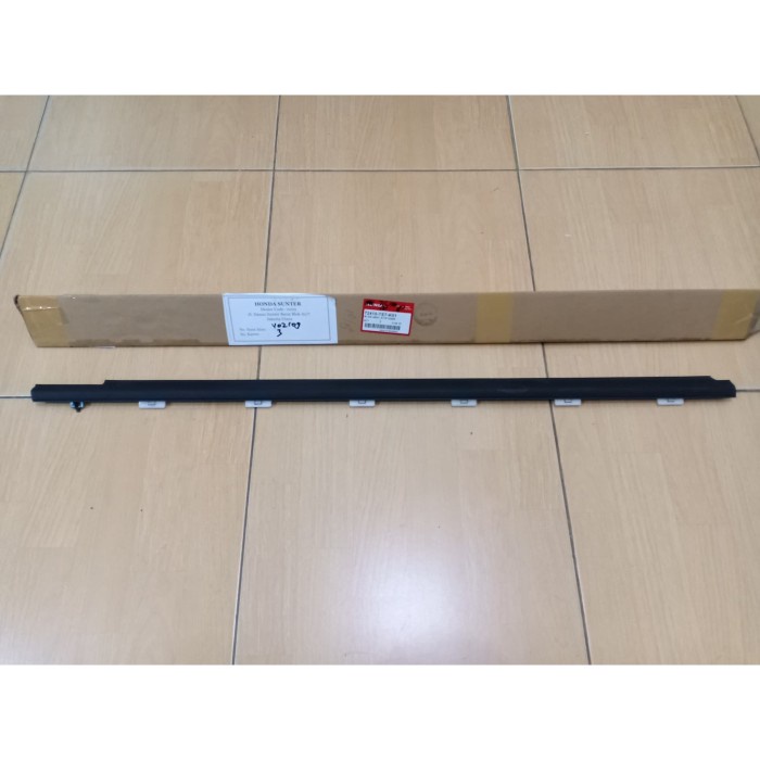 Pelipit Kaca Pintu Depan Mobilio