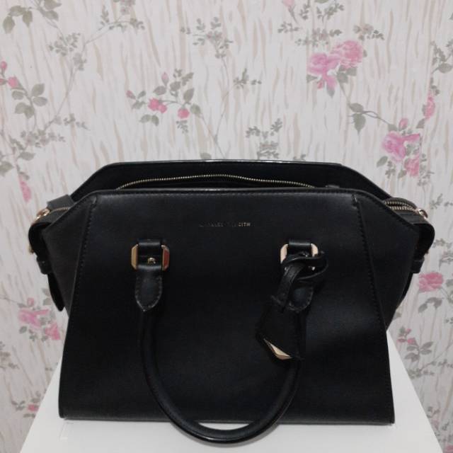 Tas hitam charles and keith