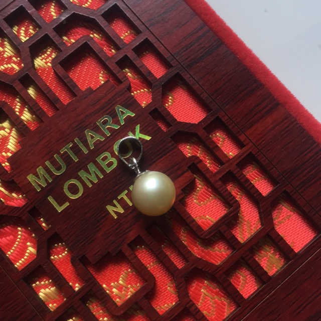 Liontin emas putih mutiara air laut