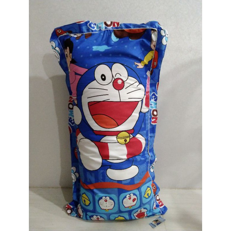 Bantal cinta karakter