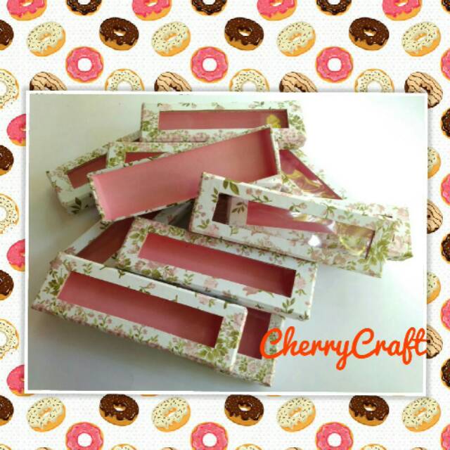 

Kotak Kado tutup mika ukuran 20x5x3 cm