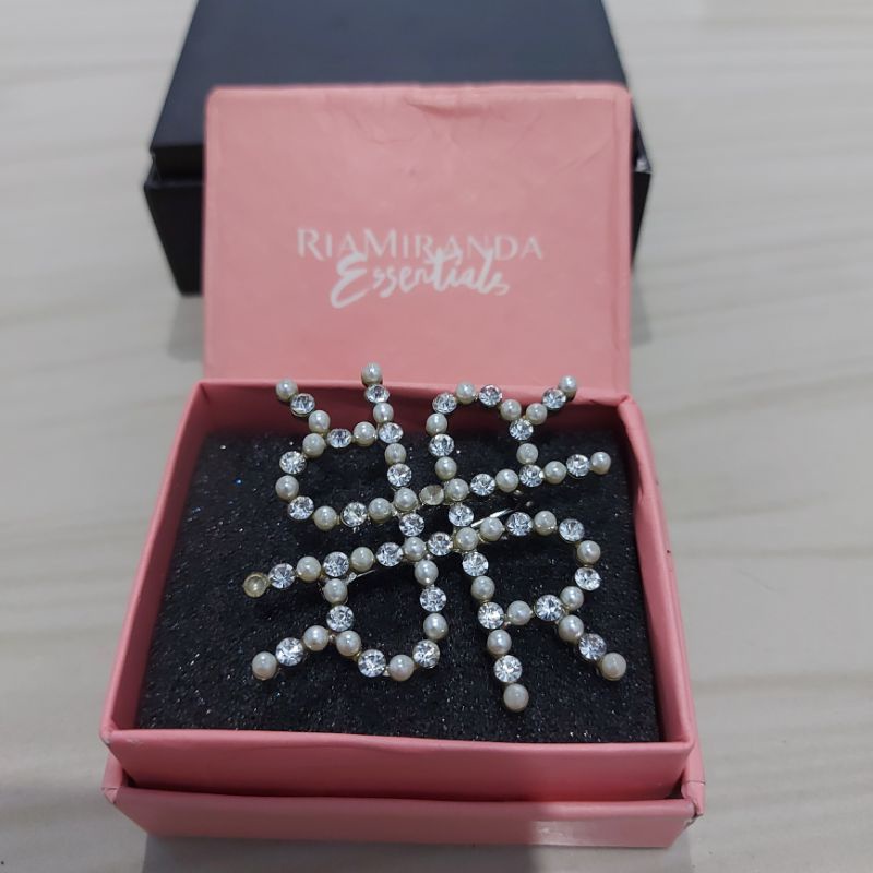 Preloved Ria Miranda Brooch 4R Large