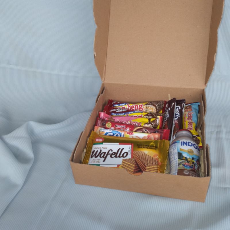 

Snackbox custom/snack box/hampers box/hampers snack/hampers hadiah/hadiah wisuda