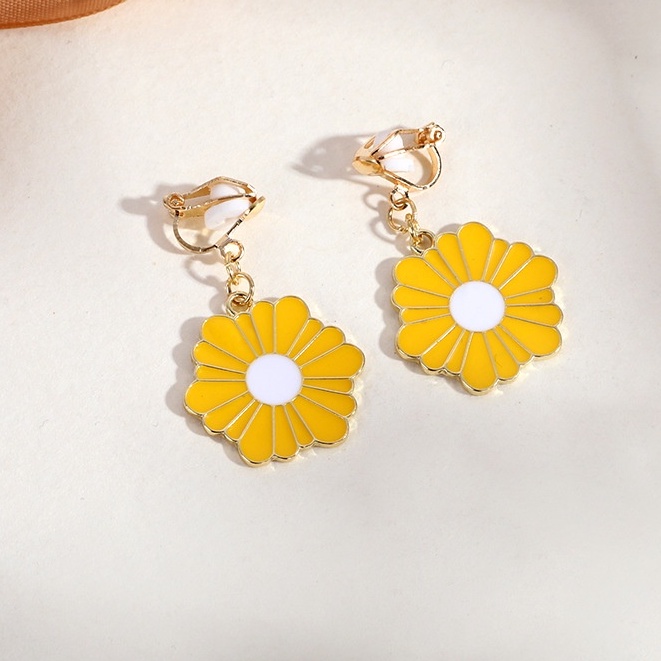 Anting Klip Enamel Bentuk Bunga Daisy Warna Kuning Untuk Wanita