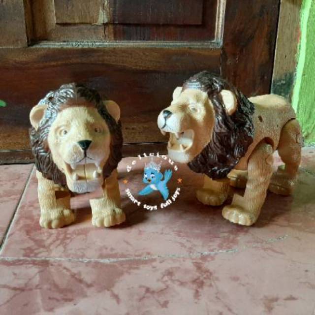 Mainan singa berjalan