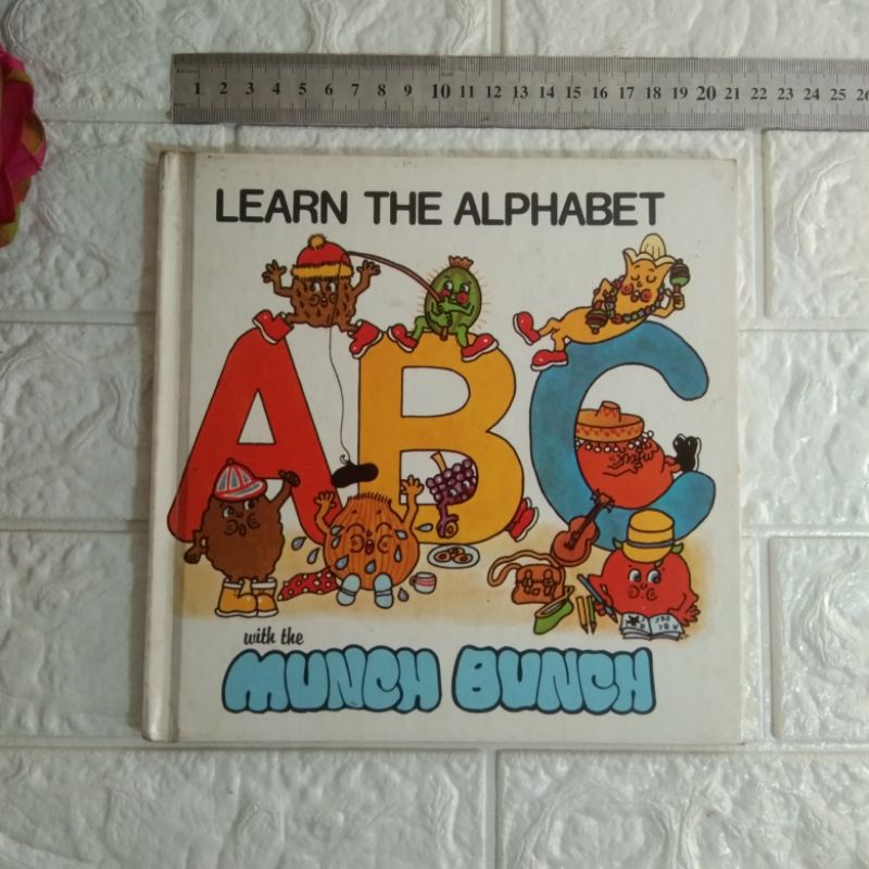 Buku anak preloved second bekas LEARN THE ALPHABET ABC with The Munch Bunch