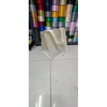 

Tas kain spunbond buat nasi kotak ukuran 22 bahan tebal isi/12pcs