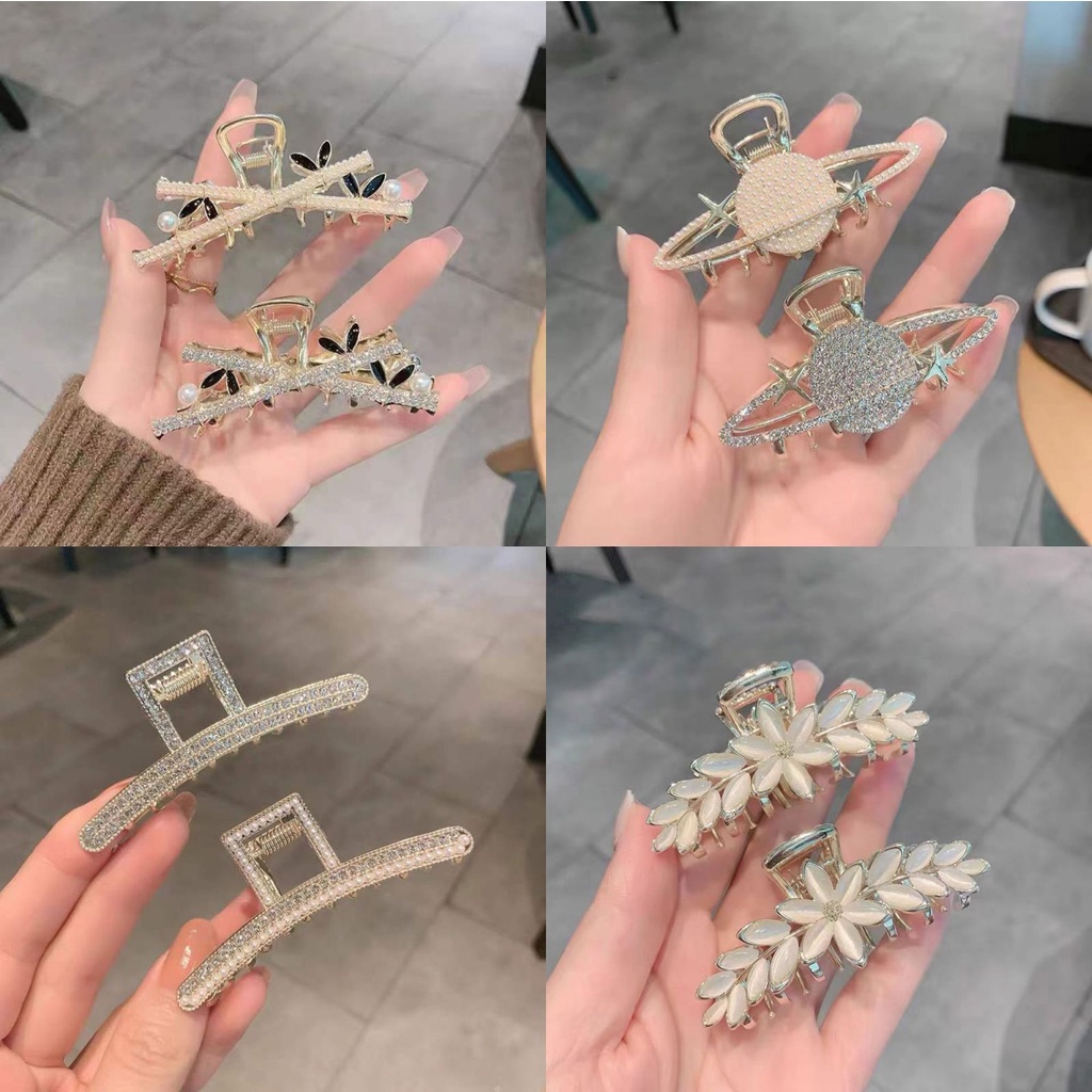 Jepit Rambut Bentuk Hiu Aksen Mutiara Dan Berlian Imitasi Bahan metal Gaya Korea
