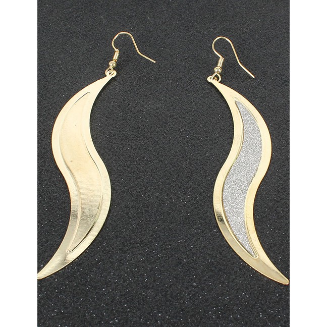 LRC Anting Gantung Fashion Golden Frosted Willow Leaf Alloy Earrings