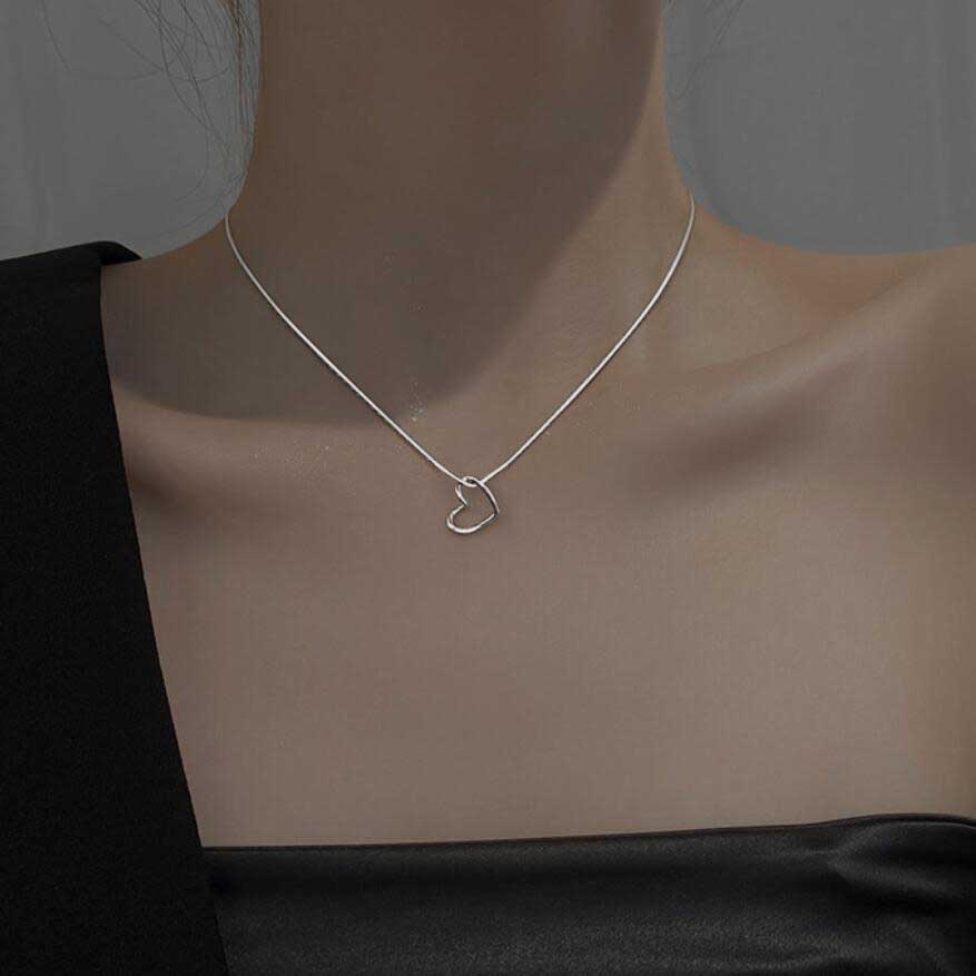 Kalung Choker Rantai Klavikula Liontin Hati Bahan Titanium Steel S925 Silver Gaya Korea Untuk Wanita