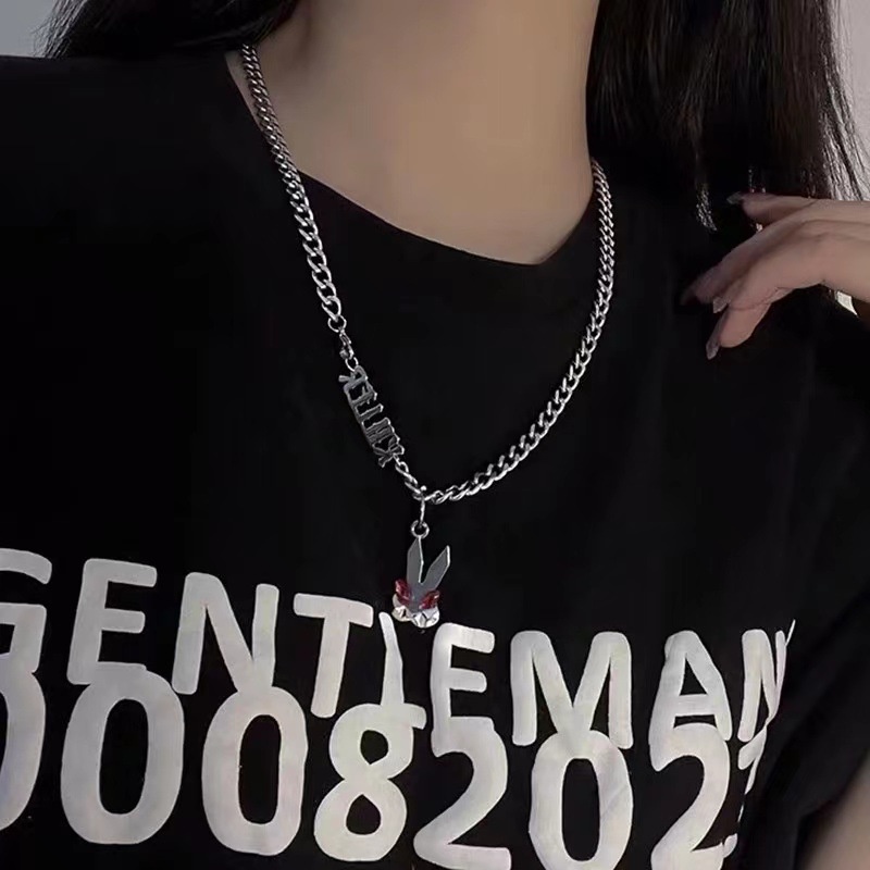 Manis gaya keren Ruby pembunuh Kelinci liontin kalung wanita retro alphabet jahitan rantai sweter pr