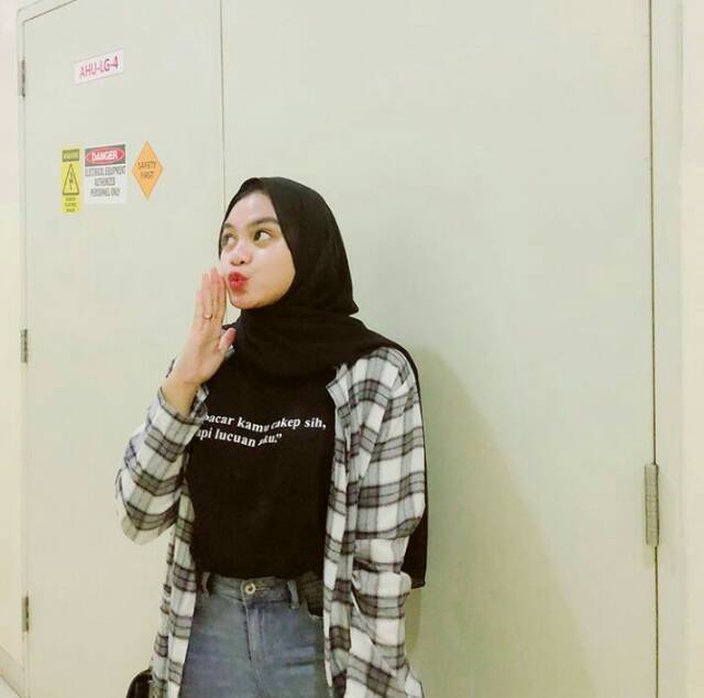 Pacar kamu cakep sih tapi lucuan aku Tee