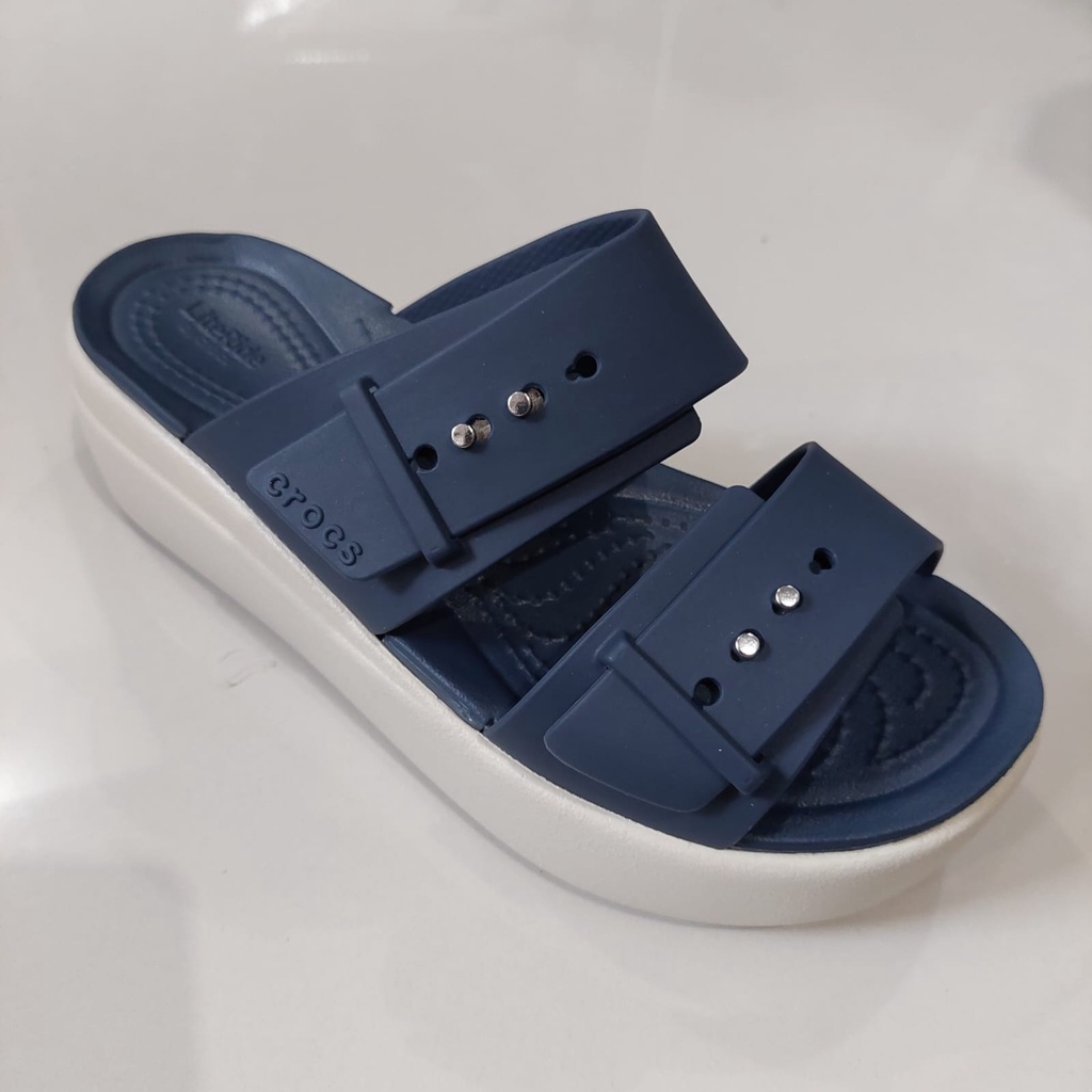 Crocs / Crocs Brooklyn Buckle Wedge / Sandal Wedges / Sandal Crocs / Crocs Wanita / Crocs Wedges / Selop Wanita / Wedges Wanita / Sandal Hak / Wedges Wanita / Crocs Perempuan / Selop Wanita / Crocs Selop / Crocs Brooklyn