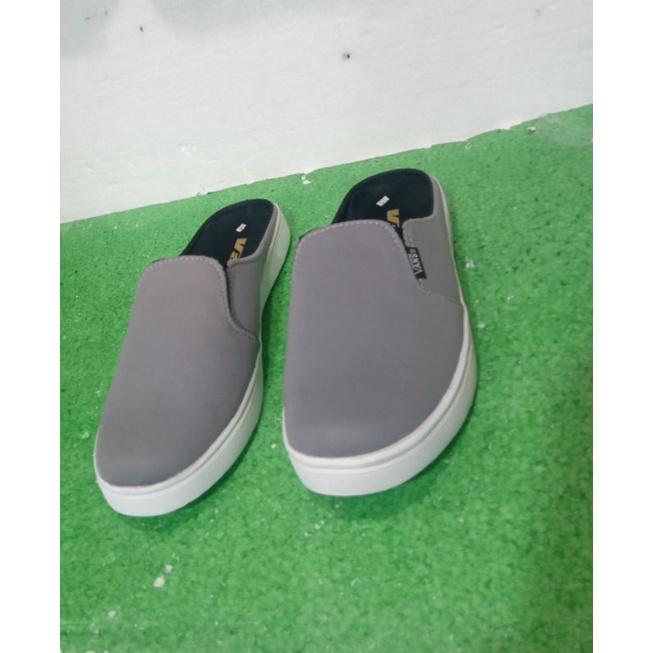 Sepatu sandal pria bustong sepatu slop bakpau cowok sepatu sendal slip on pria