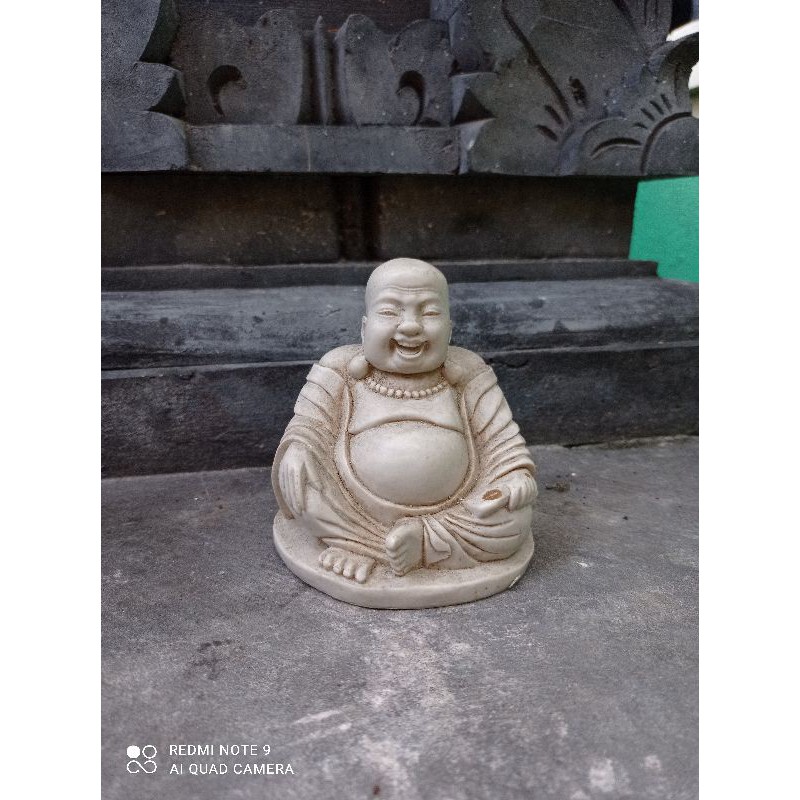Patung Buddha happy dan gembira duduk