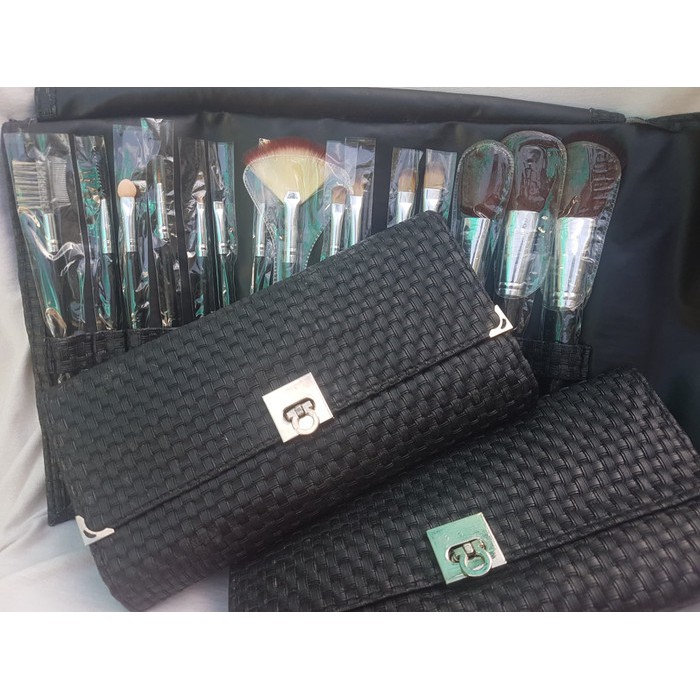 

KUAS ANYAMAN - Dompet Hitam Black 15in1 Kancing Cetekan Besi/Brush Set