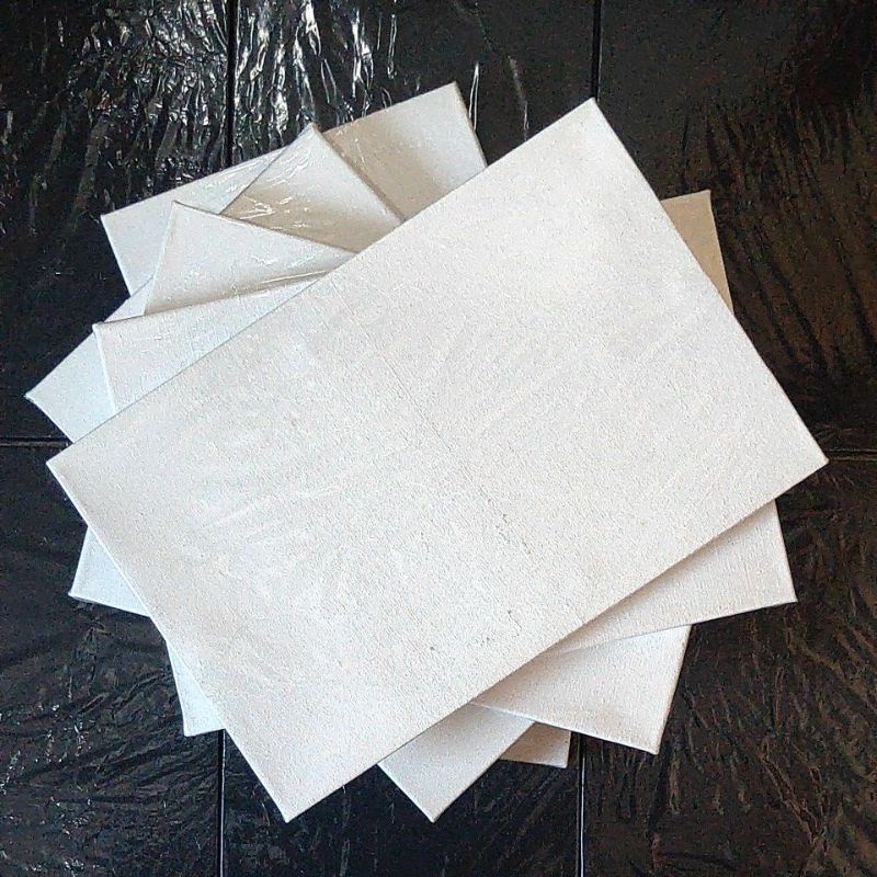 

Kanvas hitam dan putih 20 × 20 sampai 30 × 50 ( isi 10 biji )