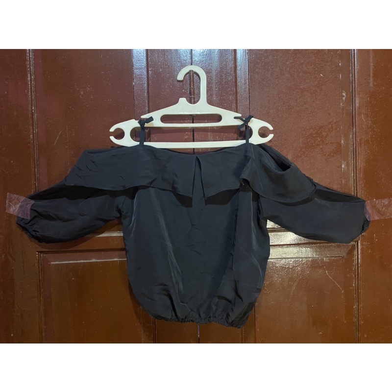 Atasan Sabrina ala Korea, baju Korea style, atasan hitam.