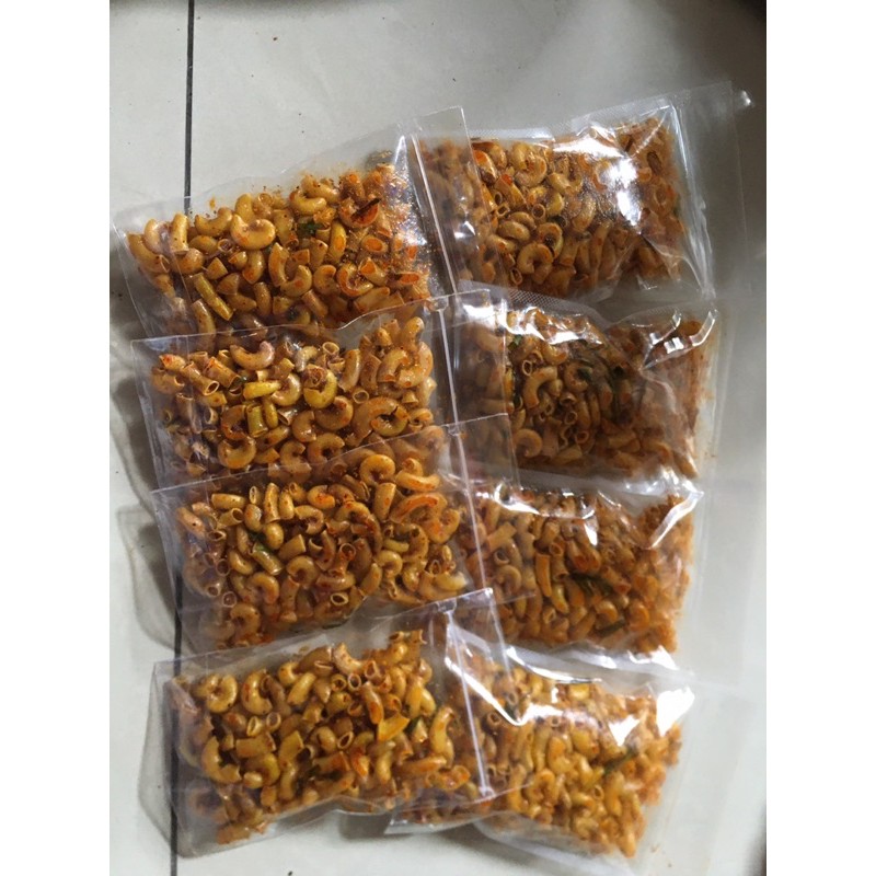 

makroni kriuk 100gram pedas dengan varian daun jeruk