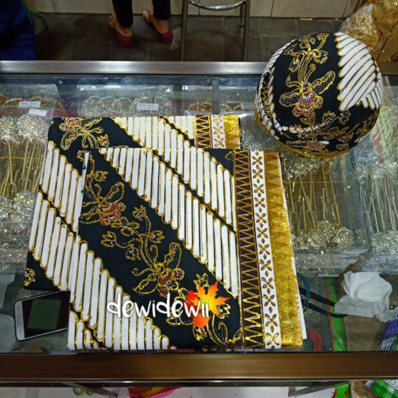 Sepasang Jarik + Blangkon Pengantin, Motif Lereng Kembang