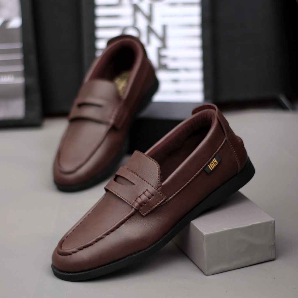 MOLK Sepatu Slip On Pria Casual Kulit Sintetik Semi Formal Pantofel Hitam Kerja Kantor Kuliah