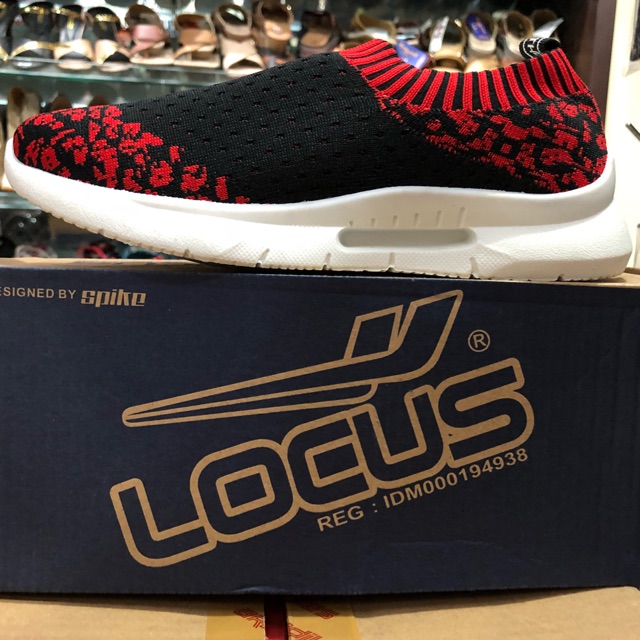 Sepatu spike locus cuci gudang