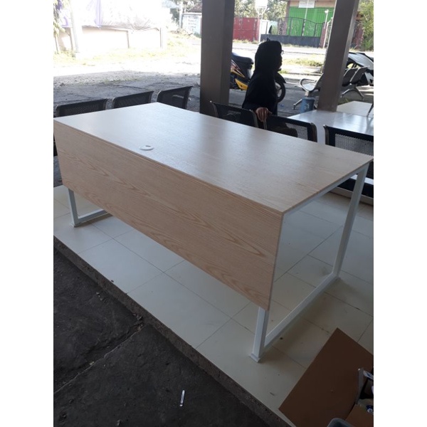 meja kerja uk 80x160cm tinggi 72cm/ada lubang kabel/penutup depan/modern/kokoh/meja kantor/multifung
