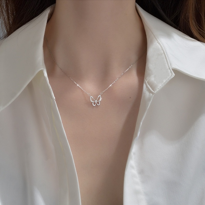 Kalung Choker Rantai Desain Kupu-Kupu Hollow Aksen Kristal Gaya Korea Untuk Wanita