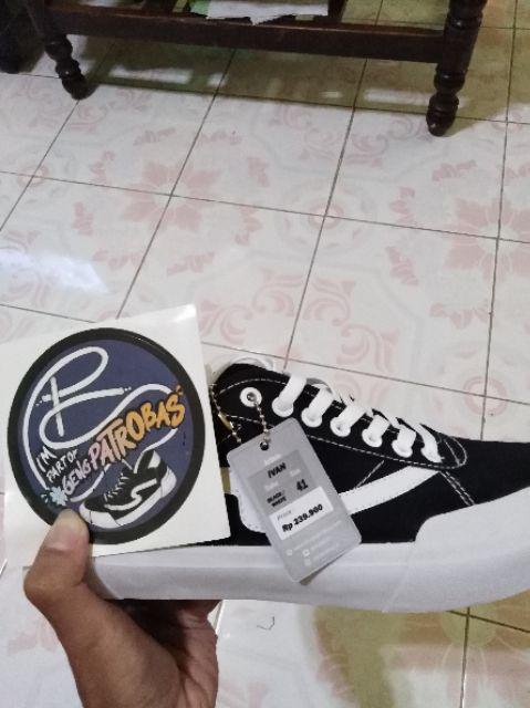 Sepatu Sneakers Patrobas ivan low black white | Shopee