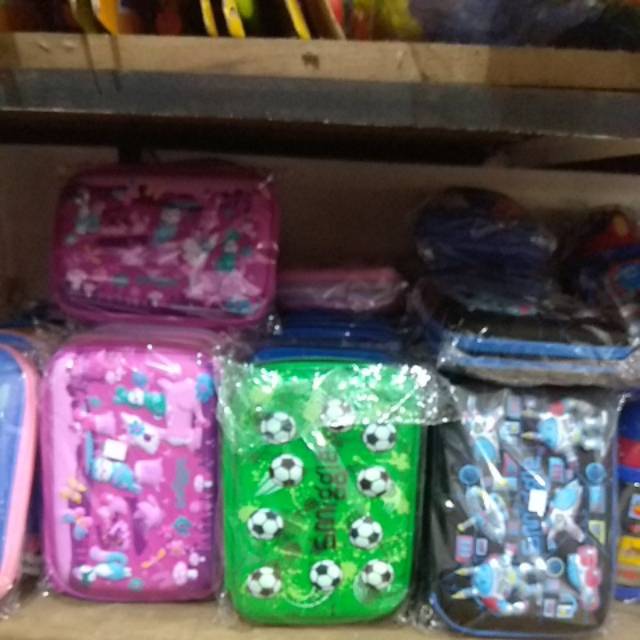

Kotak pensil smiggle