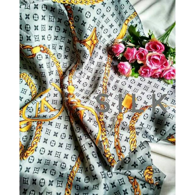 Kain silk panjang 2,7m motif lv silver