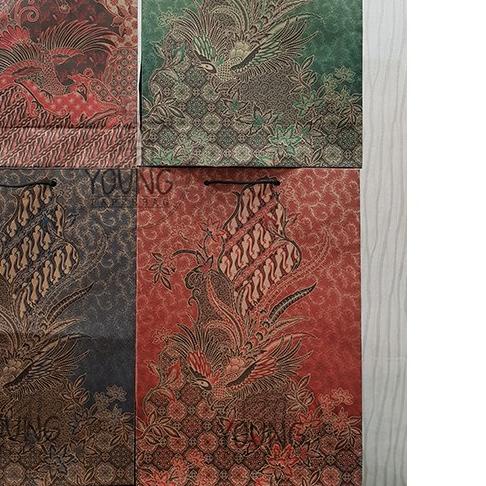 

Paper Bag / Tas Kertas Batik Folio motif Burung Uk.24,5x9,5x35 (1 lusin (12pcs)) ◌