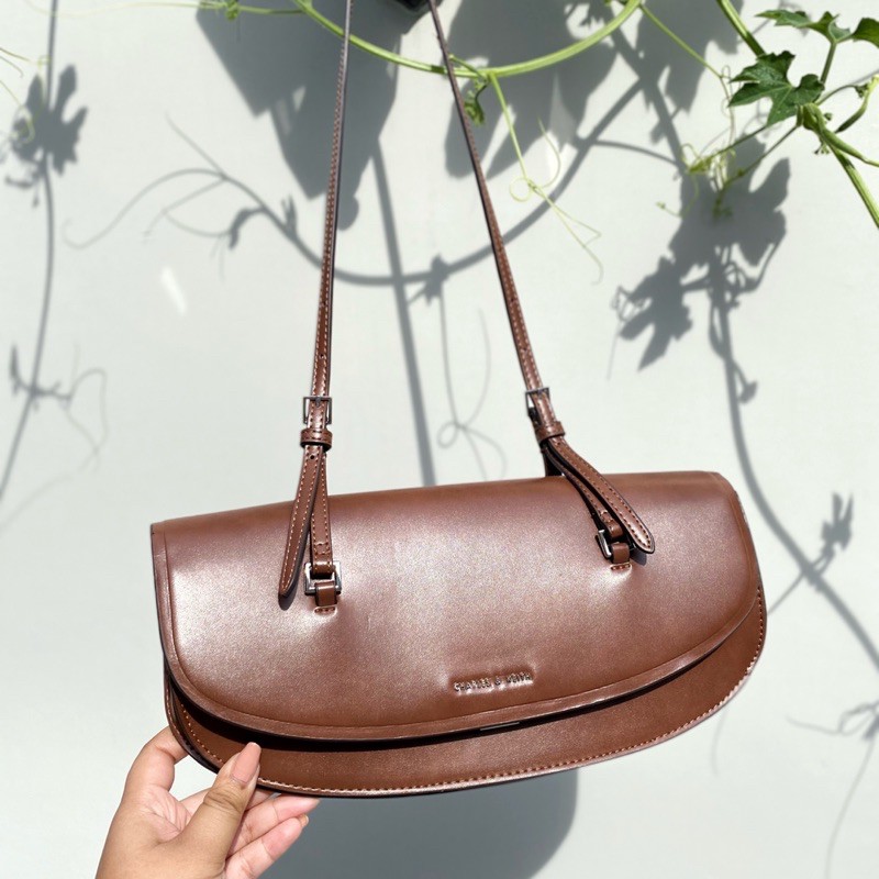 Tas Wanita Elongated Saddle