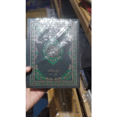 Al Quran Terjemah kudus 2 jilid tanggung 21.5 x 15