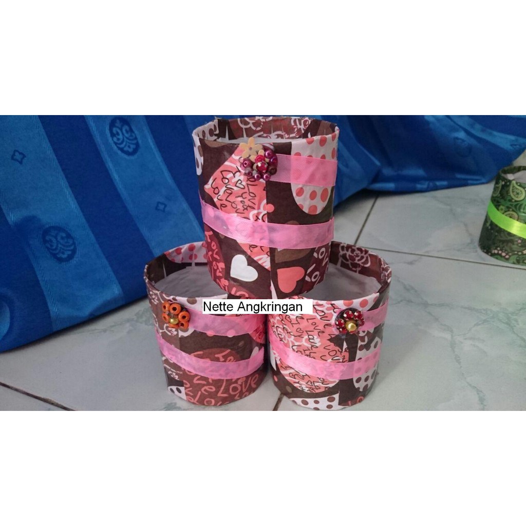 

Tempat pensil kaleng motif cinta pink putih coklat berhias pita pink cuaaantik murah