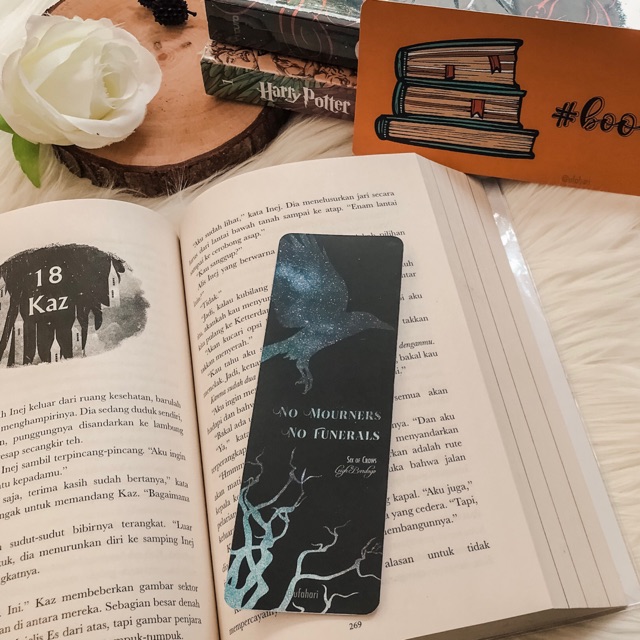 

Bookmarks - Six of Crows - Pembatas Buku