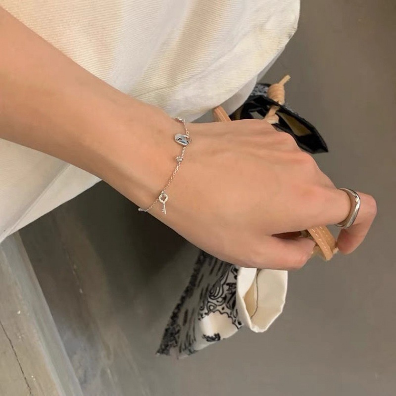 Gelang Tangan Rantai Aksen Gembok Hati Simple Mewah Ala Korea Untuk Wanita