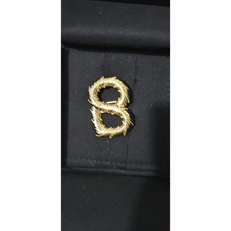 Buttonscarves bros swirled brooch in Gold