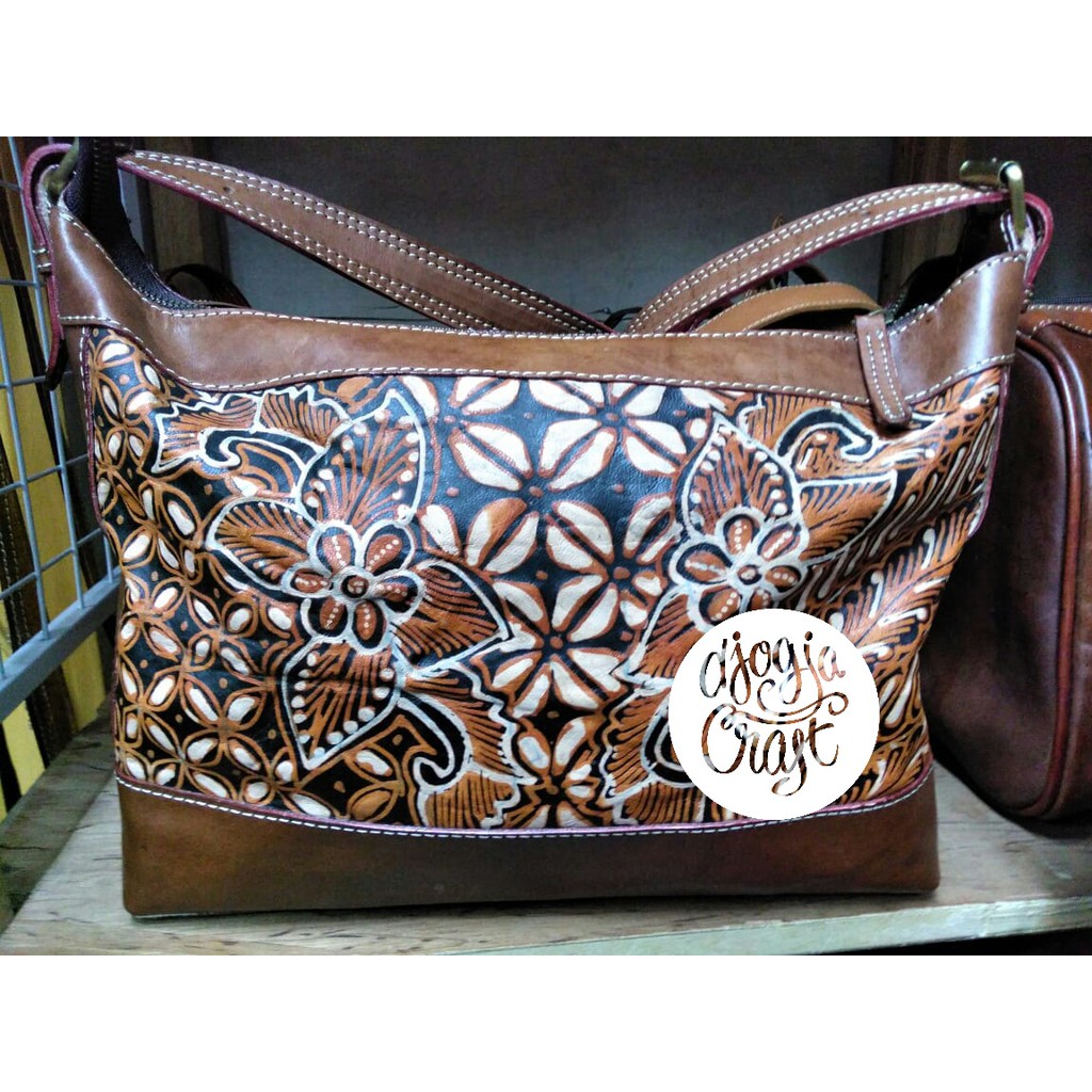 Tas Kulit Selempang Lukis Motif Batik