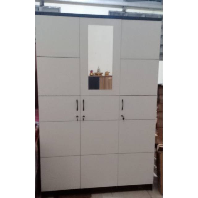 Lemari 3 pintu