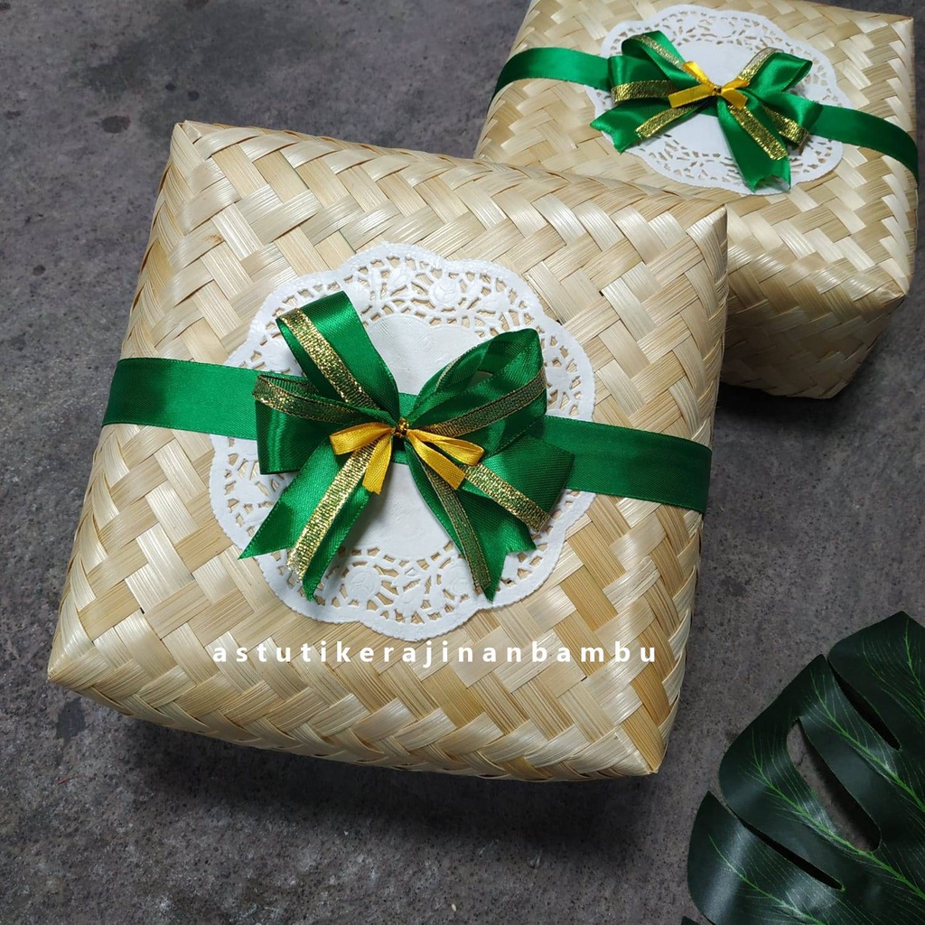 

sepasang Besek bambu 20 x 20 cm free Pita Natural/ seperti foto/ sepasang besek bambu murah/ besek natural/ besek hias pita
