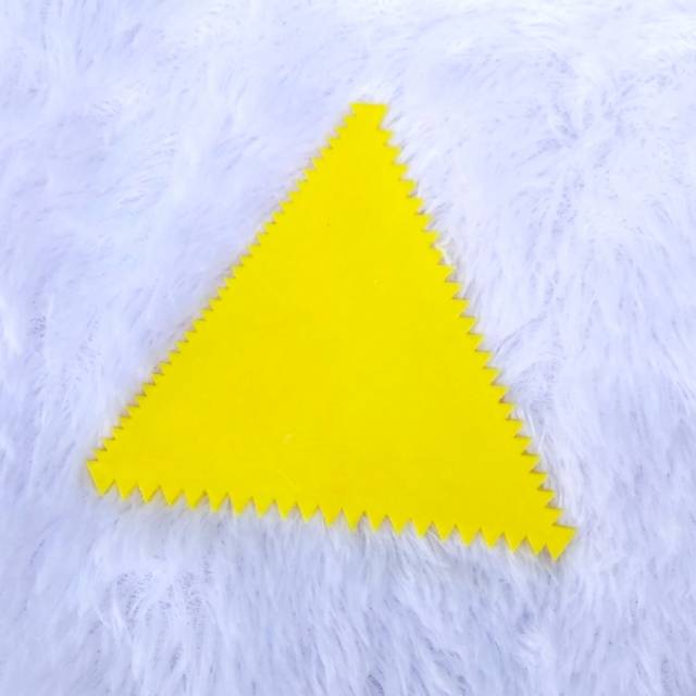 Scraper segitiga kuning plastik untuk meratakan krim/kue