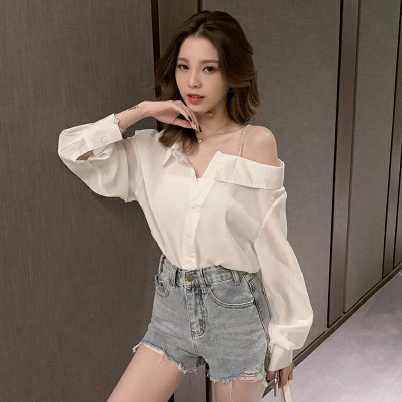 2022 musim semi dan musim gugur baru versi Korea longgar dan tipis off-the-shoulder kemeja tipis dewi desain sense niche sexy white top